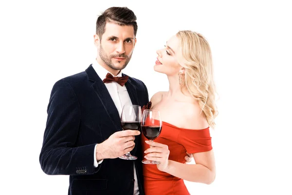 Joli couple cliquetis de verres avec du vin rouge tout en serrant isolé sur blanc — Photo de stock