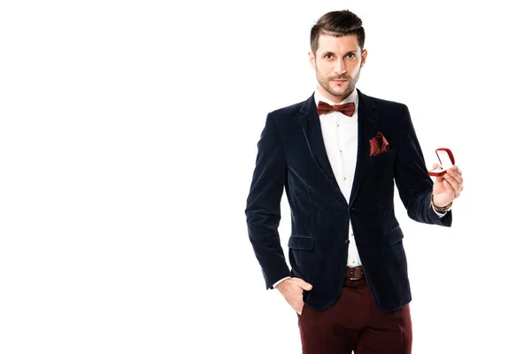 Hombre guapo en traje con caja de anillo aislado en blanco - foto de stock