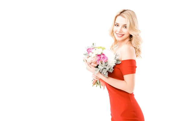 Sonriente hermosa joven con flores aisladas en blanco - foto de stock