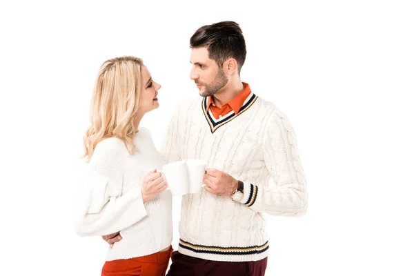 Feliz hermosa pareja con tazas de café aisladas en blanco - foto de stock