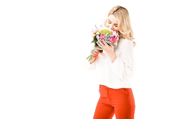 Bela jovem mulher cheirando monte de flores isoladas em branco — Fotografia de Stock