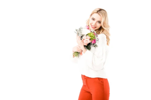 Mujer atractiva feliz con ramo de flores aisladas en blanco - foto de stock