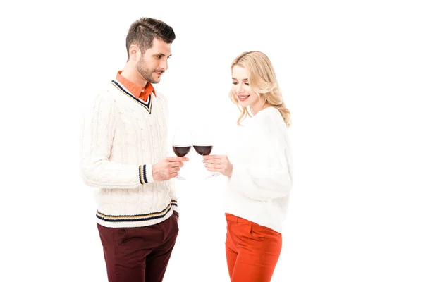 Feliz hermosa pareja tintineo vasos con vino tinto aislado en blanco - foto de stock