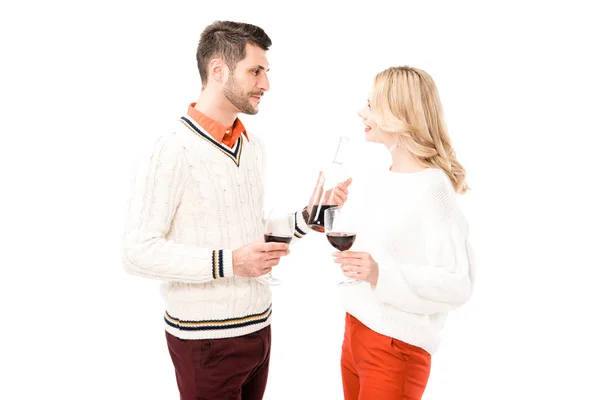 Attraktives junges Paar mit Gläsern Rotwein auf weißem Grund — Stockfoto