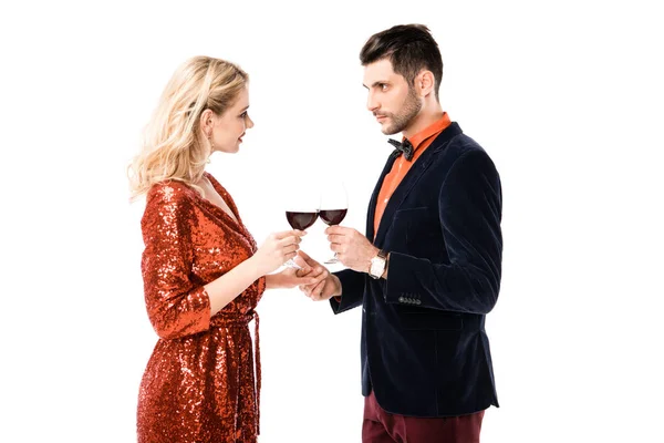 Красива молода пара в келихах з вином тримає руки ізольовані на білому — стокове фото