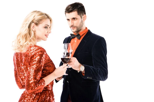 Attraktive Paar klirrt Gläser mit Wein isoliert auf weiß — Stockfoto