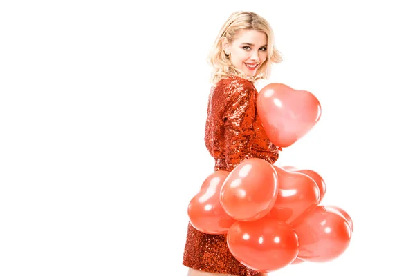 Hermosa mujer adulta en vestido rojo con globos aislados en blanco - foto de stock