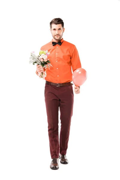 Bello uomo con bouquet di fiori e palloncino rosso isolato su bianco — Foto stock