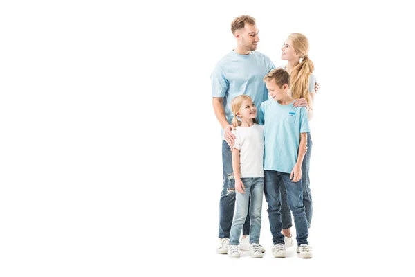 Família feliz de pé em jeans e sorrindo isolado no branco — Fotografia de Stock