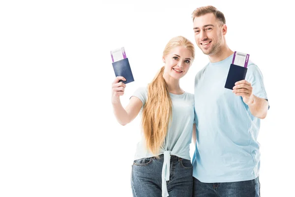 Casal sorrindo e segurando passaportes com ingressos isolados em branco — Fotografia de Stock