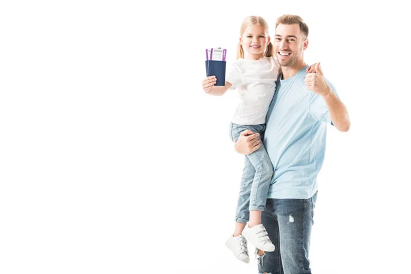Papá mostrando los pulgares hacia arriba y sosteniendo a su hija con pasaporte aislado en blanco - foto de stock