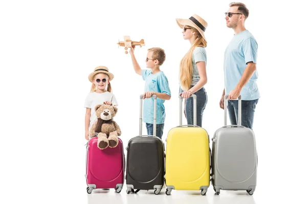 Glückliche Familie steht mit Gepäck isoliert auf weißem Grund — Stockfoto