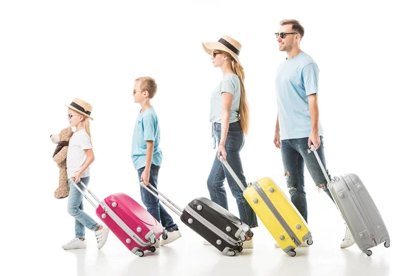 Família caminhando com bagagem colorida isolada em branco — Fotografia de Stock