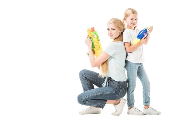 Madre jugando juego con hija aislada en blanco - foto de stock