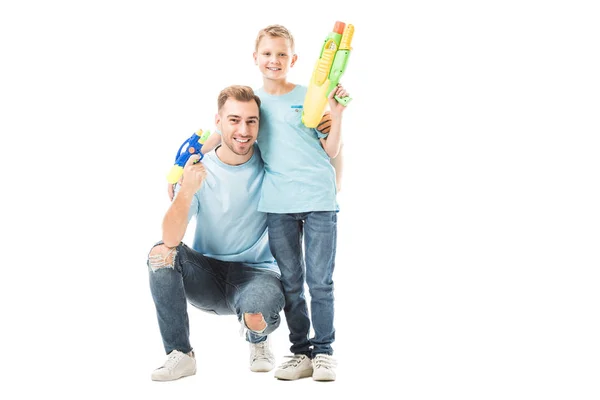 Papa et fils tenant des pistolets à eau et souriant isolé sur blanc — Photo de stock