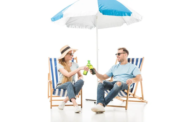 Pareja sentada en gafas de sol y bebiendo cerveza aislada en blanco - foto de stock