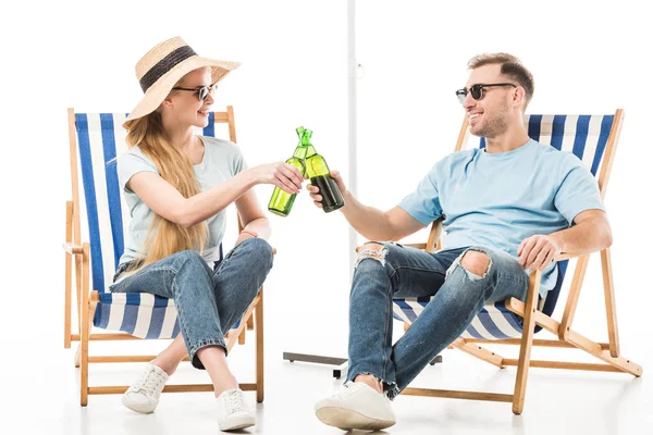 Pareja sentada en tumbonas, relajándose y bebiendo cerveza aislada en blanco - foto de stock