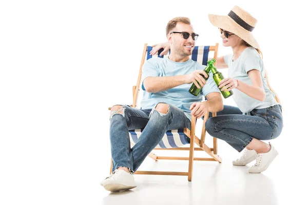 Paar sitzt mit Sonnenbrille und trinkt Bier isoliert auf weißem Grund — Stockfoto