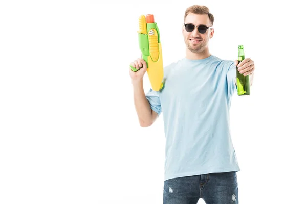 Fröhlicher Mann mit Sonnenbrille, Wasserpistole und Flasche isoliert auf weiß — Stockfoto