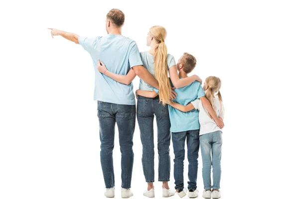 Rückansicht der Familie, die sich umarmt und irgendwo isoliert auf Weiß schaut — Stockfoto
