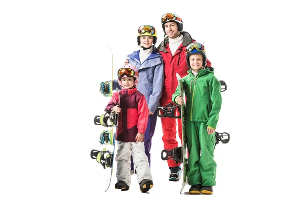 Familia feliz de pie en trajes de nieve de colores y sonriendo aislado en blanco - foto de stock