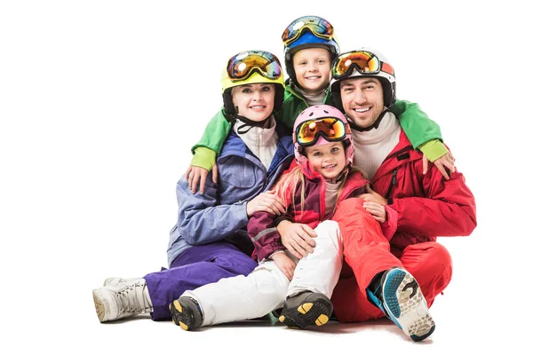 Família feliz sentado e abraçando em fatos de neve isolados em branco — Fotografia de Stock