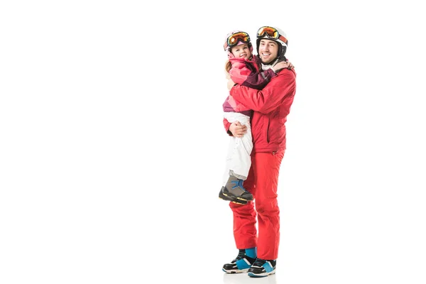Père debout et tenant fille en combinaison de neige isolé sur blanc — Photo de stock