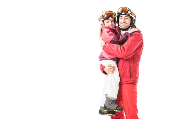 Vater mit Tochter steht in Schneeanzügen und lächelt isoliert auf weißem Grund — Stockfoto