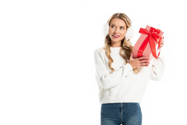 Menina feliz na roupa de inverno segurando caixa de presente de Natal isolado no branco — Fotografia de Stock