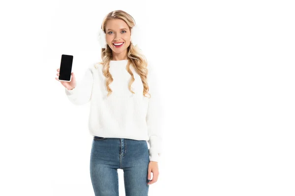 Bella ragazza sorridente mostrando smartphone con schermo bianco isolato su bianco — Foto stock