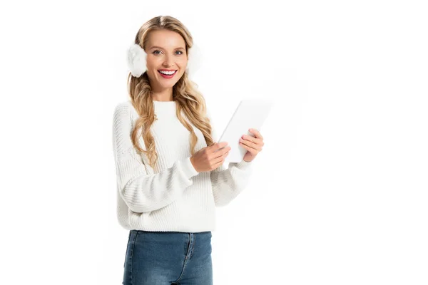 Sorrindo menina loira em auriculares usando tablet digital isolado em branco — Fotografia de Stock