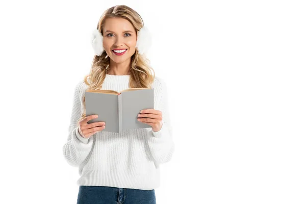 Hermosa chica alegre en invierno traje celebración libro aislado en blanco - foto de stock