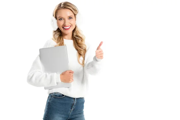 Красива усміхнена дівчина з ноутбуком показує великий палець вгору ізольовано на білому — стокове фото