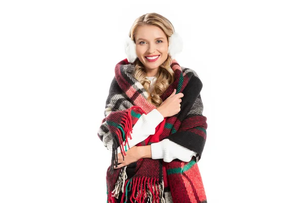 Felice giovane donna in paraorecchie e coperta calda isolato su bianco — Foto stock