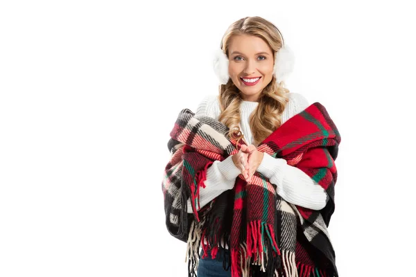 Belle jeune femme en plaid chaud isolé sur blanc — Photo de stock