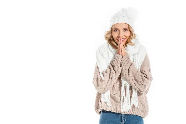 Sonriente hermosa chica en invierno sombrero y suéter aislado en blanco - foto de stock