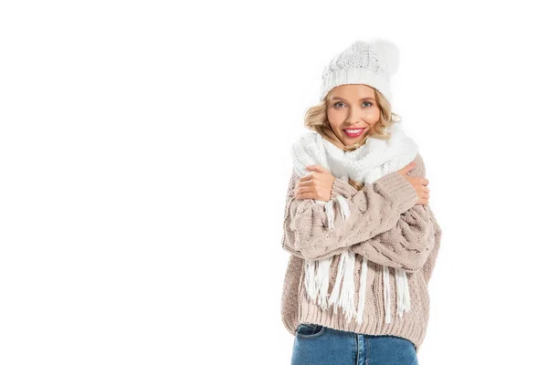 Mulher sorridente atraente em roupa de inverno isolado em branco — Fotografia de Stock