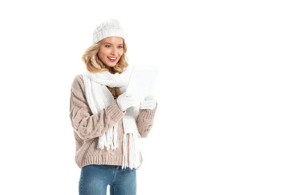 Mulher feliz atraente usando tablet digital isolado em branco — Fotografia de Stock