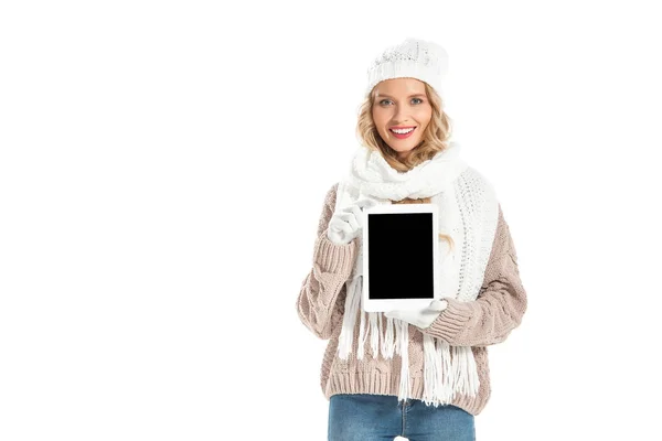 Bela menina feliz apresentando tablet digital com tela em branco isolado no branco — Fotografia de Stock