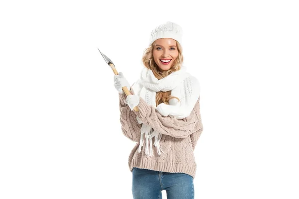 Atractiva mujer sonriente sosteniendo hacha aislada en blanco - foto de stock