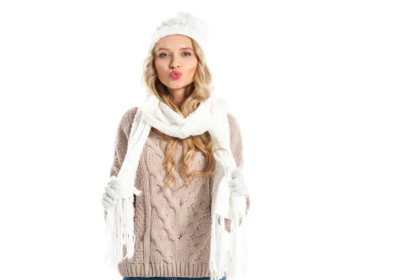 Mulher atraente em roupa de inverno beijando isolado no branco — Fotografia de Stock