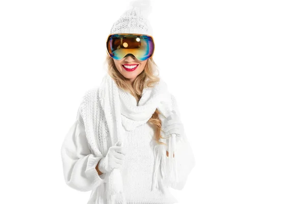 Femme heureuse en tricot blanc chaud souriant isolé sur blanc — Photo de stock