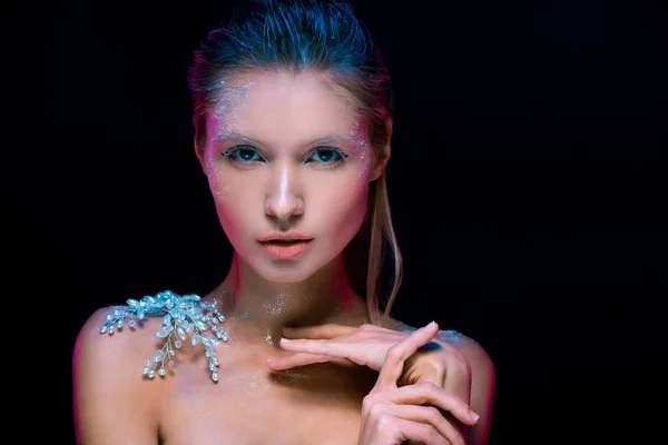 Mujer atractiva con maquillaje creativo en el estilo de invierno aislado en negro - foto de stock