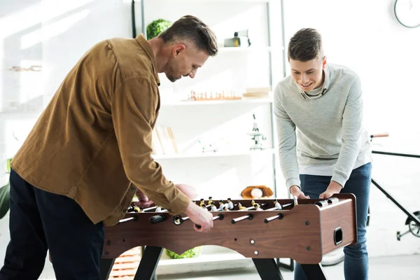 Vater und Sohn spielen zu Hause Tischkicker — Stockfoto