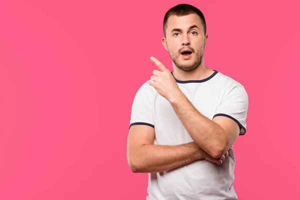 Young man looking at camera while doing idea gesture isolated on pink — Stock Photo