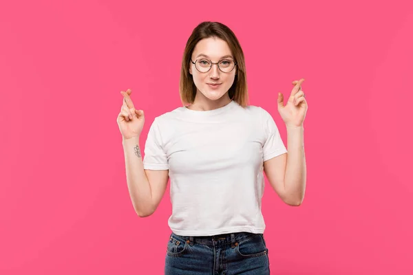 Fröhliche stilvolle Frau mit Brille drückt vereinzelt die Daumen auf rosa — Stockfoto