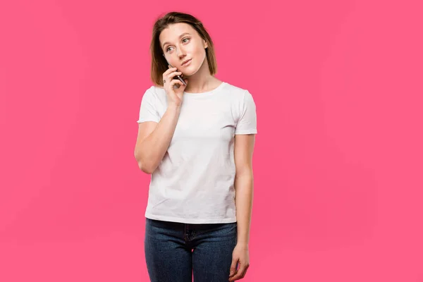 Fröhliche junge Frau spricht auf Smartphone isoliert auf rosa — Stockfoto