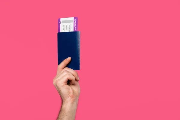 Tiro recortado de homem segurando passaporte e cartão de embarque isolado em rosa — Fotografia de Stock