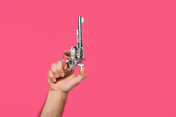 Tiro cortado de homem segurando revólver isolado em rosa — Fotografia de Stock
