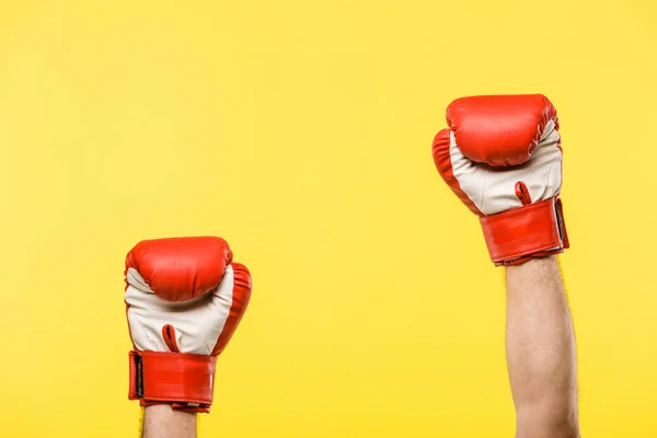 Tiro cortado de pessoa em luvas de boxe isolado em amarelo — Fotografia de Stock